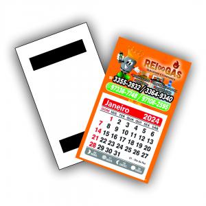 2.000 uni. Calendário de Geladeira em PVC Com Folhinha Grampeado PVC 9 x 15 cm 4 x 0 cor Verniz UV Total Frente Corte Reto Duas Tiras de Imã no Verso de 1,5 x 6,5 cm Com Folhinha Grampeado